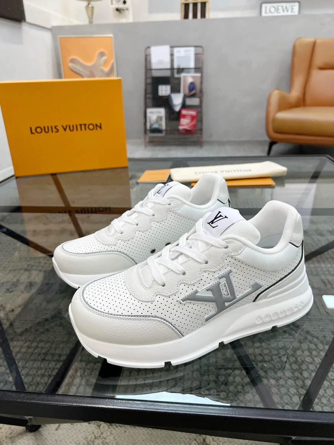 Factory price: 460💰Lv🔍Top purchasing agent🇮🇹 Road The most popular sports shoes for street men are available at the same counter. The uppers are imported cowhide fabrics from Italy, high-quality spliced colorful and complex handicrafts, imported comfortable mesh linings, soles: original soles specially provided by the original factory, T men's men's shoes 💰U foam exclusive movable molded soles are super comfortable, original factory and single goods, 🔍🔍high quality, you can enter and exit the counter at will, welcome to compare, code number 38-44, (45 customized)